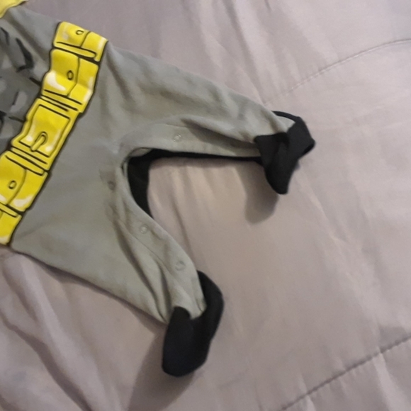 Size 3-6m baby boy Batman footie pyjamas onesie - Picture 12 of 13